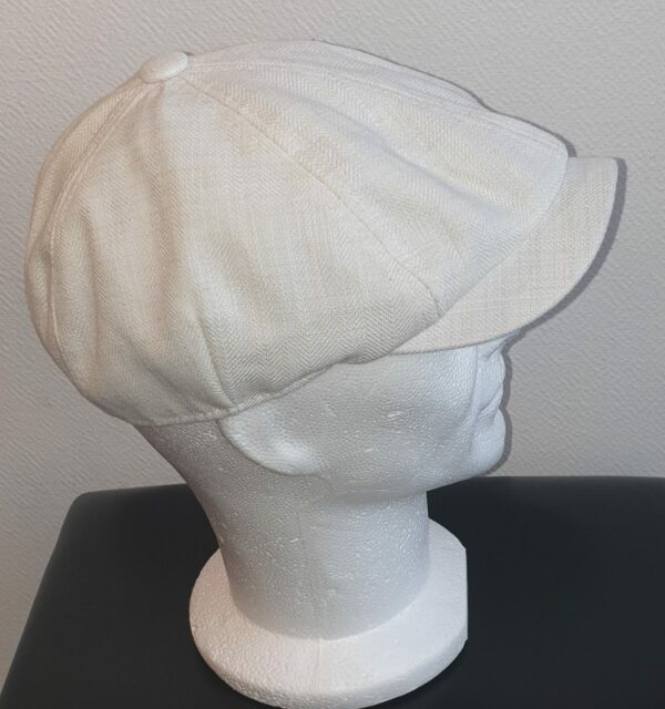 113.1 Béret d'été. Casquette béret. Tissu lin viscose. Entièrement doublé en tissu polyester. Élastique à l'arrière. Couleur ivoire. 57 59. 23,50€