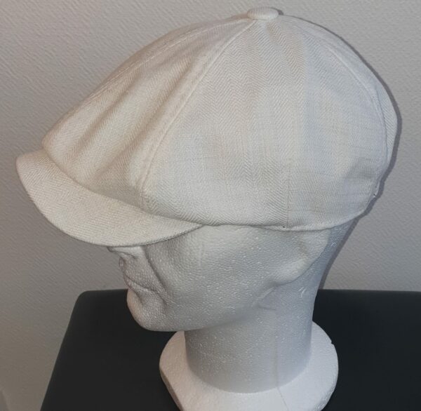 Réf8.4 Béret d'été. Casquette béret. Tissu lin viscose. Entièrement doublé en tissu polyester. Élastique à l'arrière. Couleur ivoire. 57 59. 23,50€
