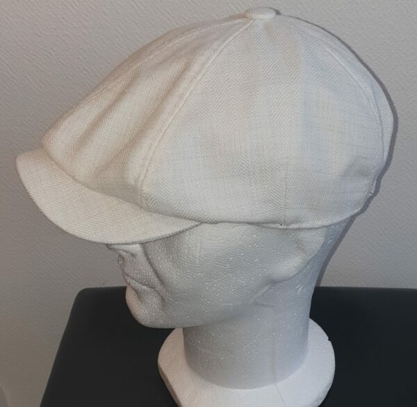 113.1 Béret d'été. Casquette béret. Tissu lin viscose. Entièrement doublé en tissu polyester. Élastique à l'arrière. Couleur ivoire. 57 59. 23,50€