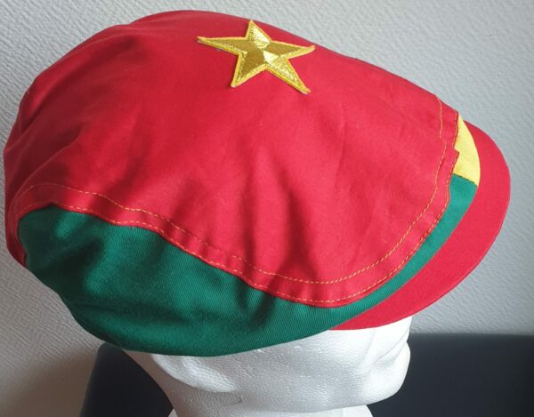 Réf6.2Béret drapeau Cameroun en visuel. Entièrement doublé. Tissu coton Sergé. Extensible à l'arrière. Made in Paris. Taille unique.