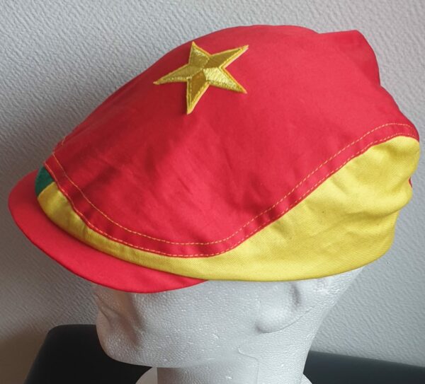 Réf6.3 Béret drapeau Cameroun en visuel. Entièrement doublé. Tissu coton Sergé. Extensible à l'arrière. Made in Paris. Taille unique.
