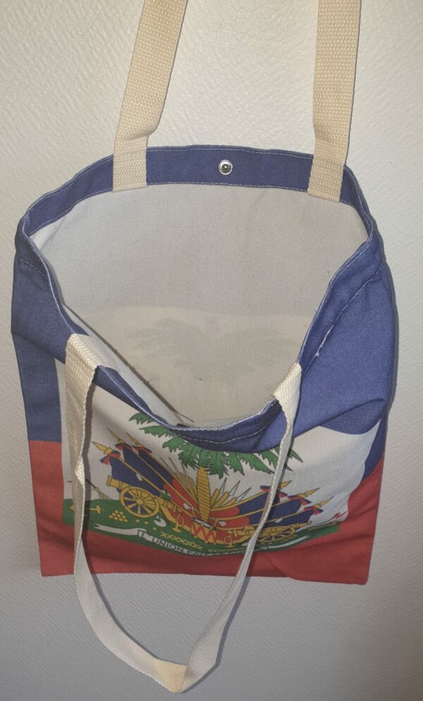 79.1Sac drapeau Haïti. Tissu résistant intérieur blanc. Matière pur coton. Fermeture à pression au centre de la bordure. Confectionné à Paris par Anjero Création. 19.95€