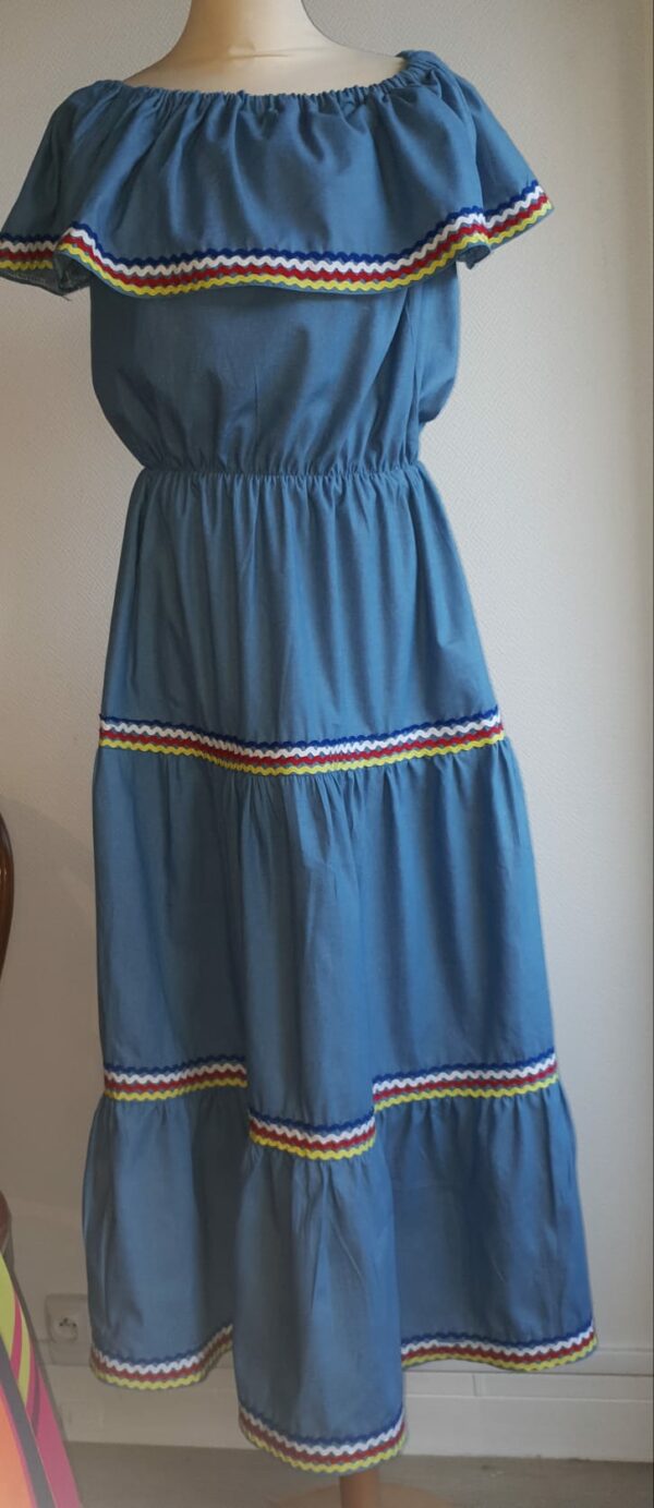 11.1Robe carabela haïtienne sans dentelles. Tissu coton et tenue traditionnelle. Couleur dominante bleue. Livrée avec une ceinture bicolore. Made in France. L-XL. 159,95€