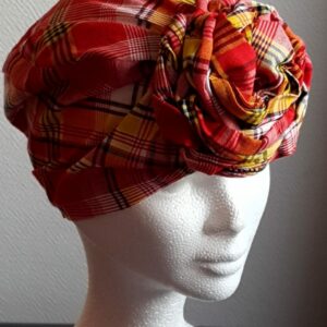 15.1Chapeau turban pleine tête et réglable. Fleurs oranges cousues nouées et prêt à porter. Tissu Madras. Création artisanale ANJERO. Fabriqué en France. Taille uni 37,95€