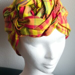 16.1Chapeau turban pleine tête et réglable. Fleurs jaunes cousues nouées et prêt à porter. Tissu Madras. Création artisanale ANJERO. Fabriqué en France. Taille unique37,95€