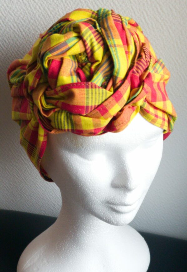 16.1Chapeau turban pleine tête et réglable. Fleurs jaunes cousues nouées et prêt à porter. Tissu Madras. Création artisanale ANJERO. Fabriqué en France. Taille unique37,95€
