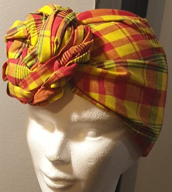 Chapeau turban pleine tête et réglable. Fleurs jaunes cousues nouées et prêt à porter. Tissu Madras. Création artisanale ANJERO. Fabriqué en France