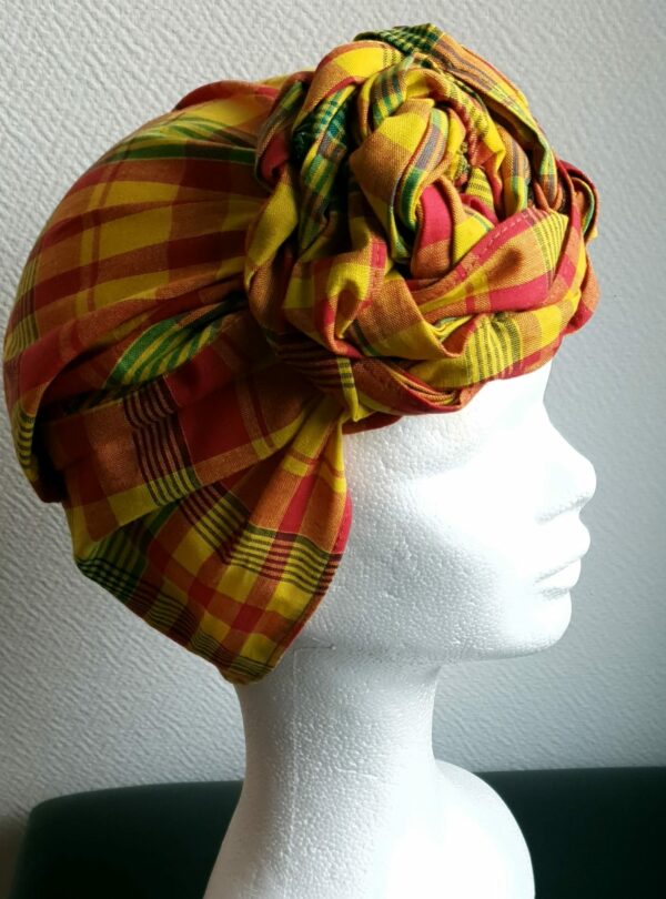 Chapeau turban pleine tête et réglable. Fleurs jaunes cousues nouées et prêt à porter. Tissu Madras. Création artisanale ANJERO. Fabriqué en France