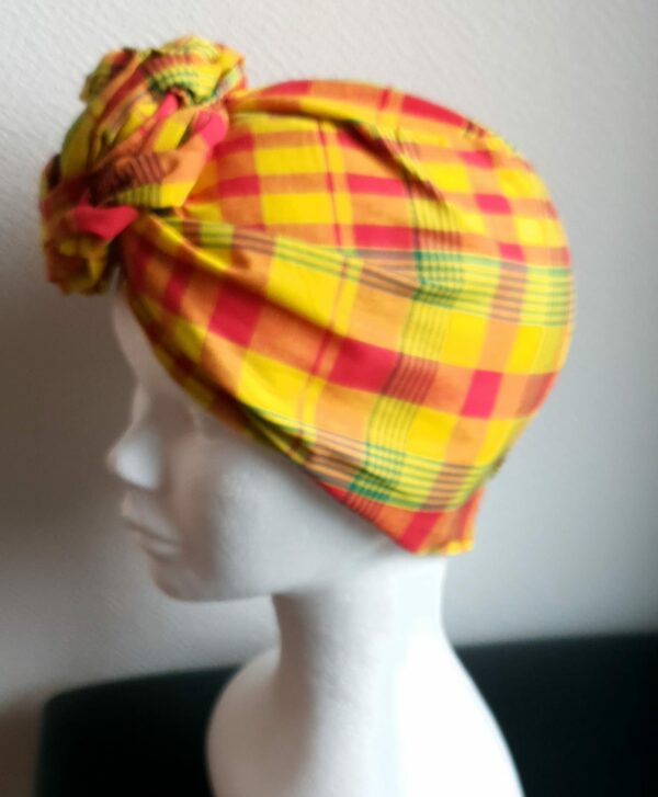 Chapeau turban pleine tête et réglable. Fleurs jaunes cousues nouées et prêt à porter. Tissu Madras. Création artisanale ANJERO. Fabriqué en France