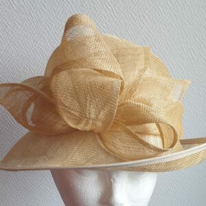 18.1Chapeau de cérémonie de couleur neutre 100% SINAMAY. Les réglages de ce couvre-chef se réalisent soigneusement à l'intérieur par cordon de serrage. Taille modulable. Prix : 69.95€