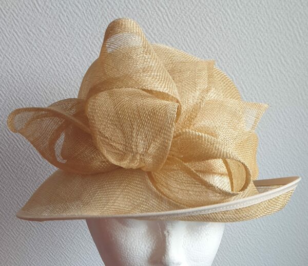 18.1Chapeau de cérémonie de couleur neutre 100% SINAMAY. Les réglages de ce couvre-chef se réalisent soigneusement à l'intérieur par cordon de serrage. Taille modulable. Prix : 69.95€