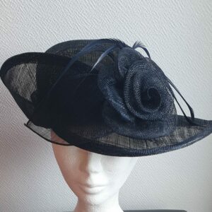 19.1Chapeau de cérémonie de couleur noire 100% SINAMAY. Les réglages de ce couvre-chef se réalisent soigneusement à l'intérieur par cordon de serrage. Taille modulable. Prix : 69.95€.