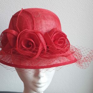 21.1Chapeau de cérémonie de couleur rouge 100% SINAMAY. Les réglages de ce couvre-chef se réalisent soigneusement à l'intérieur par cordon de serrage. Taille modulable. 69,95€