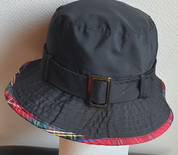 Bob unisexe de couleur noire imperméable et entièrement doublé en tissu polyester. Réglable à l'arrière par boucle de serrage. Finition biais écossais.