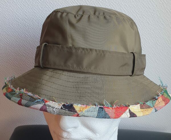 27.1Bob unisexe de couleur verte imperméable et entièrement doublé en tissu polyester. Réglable à l'arrière par boucle de serrage. Finition biais en coton. Taille 56. Prix : 23.50€