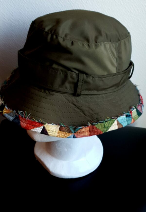 Bob unisexe de couleur verte imperméable et entièrement doublé en tissu polyester. Réglable à l'arrière par boucle de serrage. Finition biais en coton.