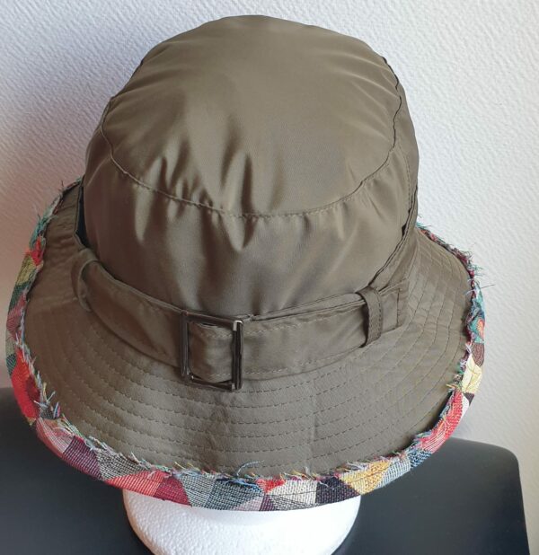 Bob unisexe de couleur verte imperméable et entièrement doublé en tissu polyester. Réglable à l'arrière par boucle de serrage. Finition biais en coton.