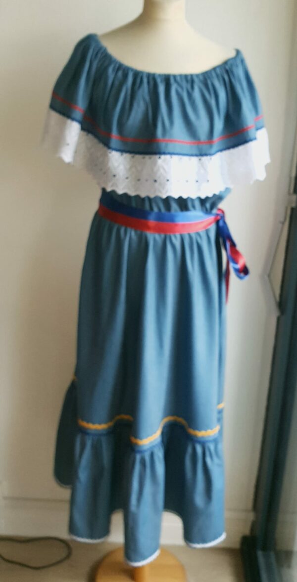 Robe carabela haïtienne 100% coton sur une tenue traditionnelle. Livrée avec ceinture bicolore aux couleurs Haïti. Création artisanale.