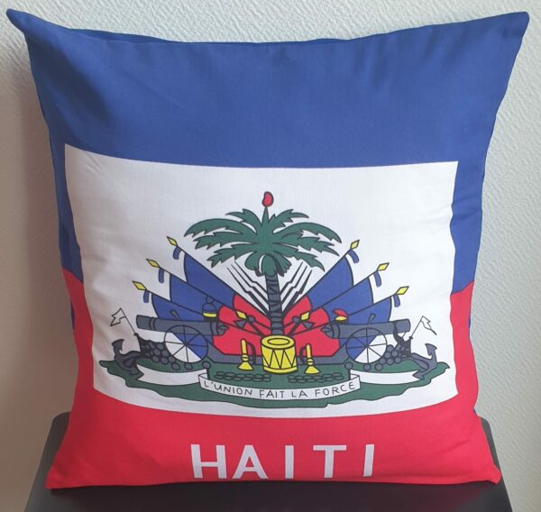 Coussin moelleux ayant pour décoration centrale le drapeau d'Haïti. Un système de fermeture ouverture permettant le dé-houssage. Dimension 40*40. Confectionné en France. Prix 23.95€