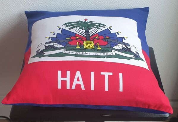 Coussin moelleux ayant pour décoration centrale le drapeau d'Haïti. Un système de fermeture ouverture permettant le dé-houssage.