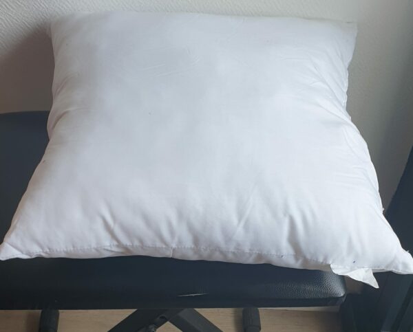 Coussin moelleux ayant pour décoration centrale le drapeau d'Haïti. Un système de fermeture ouverture permettant le dé-houssage.