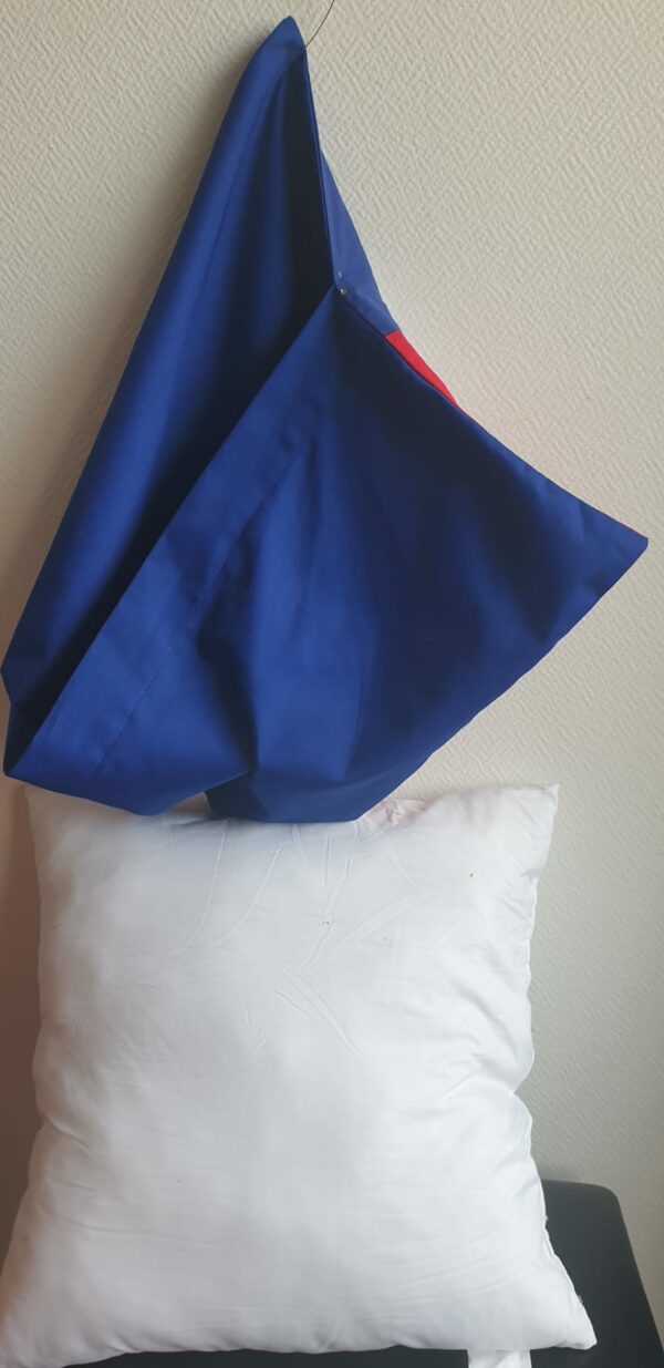 Coussin moelleux ayant pour décoration centrale le drapeau d'Haïti. Un système de fermeture ouverture permettant le dé-houssage.