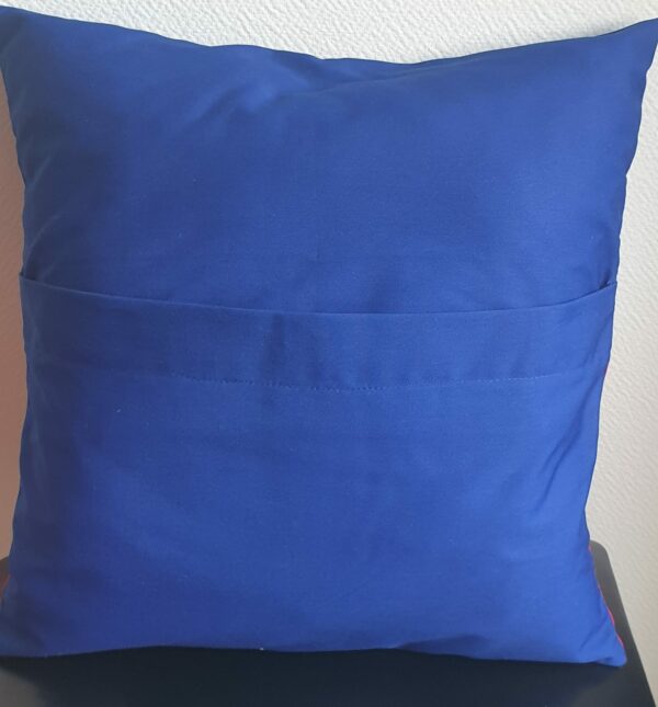 Coussin moelleux ayant pour décoration centrale le drapeau d'Haïti. Un système de fermeture ouverture permettant le dé-houssage.