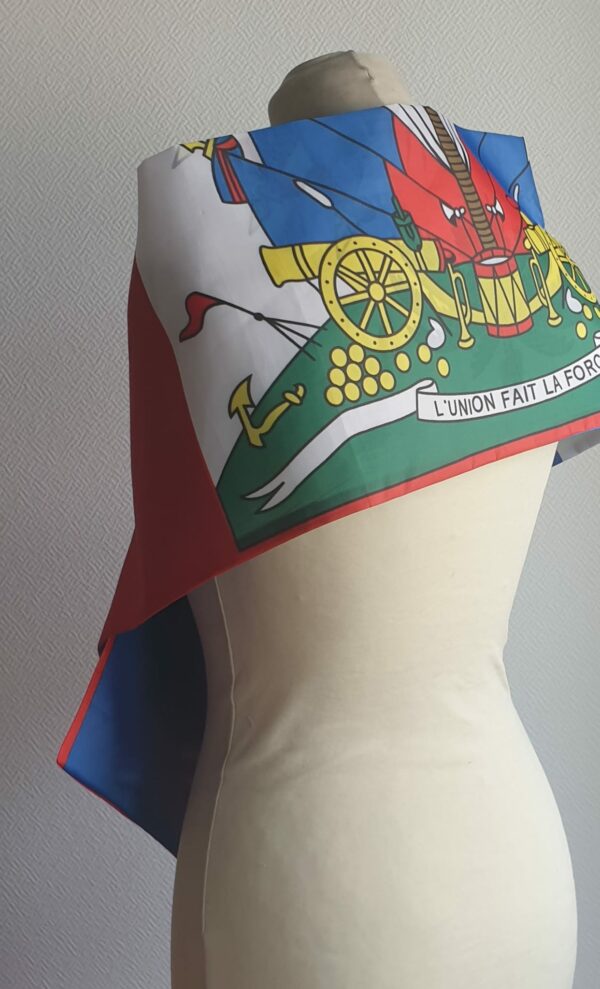 Foulard écharpe en polyester réversible et unisexe orné du drapeau Haïti sur l'ensemble de la confection.