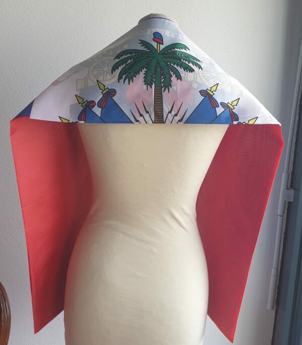 Foulard écharpe en polyester réversible et unisexe orné du drapeau Haïti sur l'ensemble de la confection.