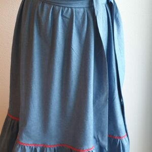 70.1Robe carabela haïtienne bleue clair sur tenue traditionnelle. 2ceintures fournies. Elastique à la taille.