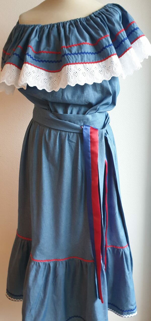 Robe carabela haïtienne bleue clair sur tenue traditionnelle. 2ceintures fournies. Elastique à la taille.
