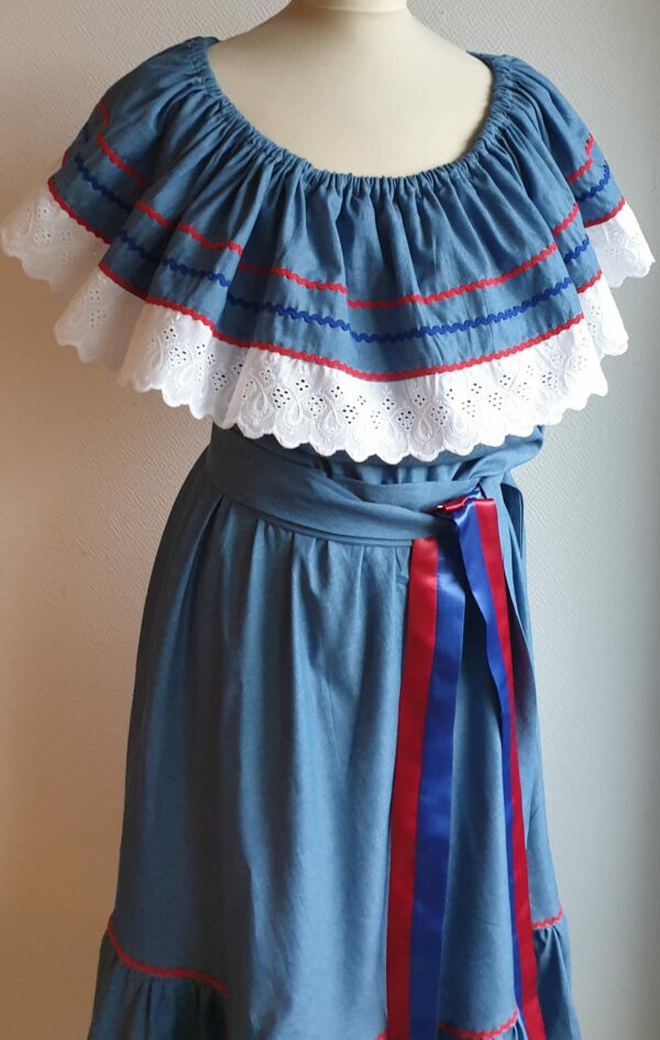 Robe carabela haïtienne bleue clair sur tenue traditionnelle. 2ceintures fournies. Elastique à la taille.