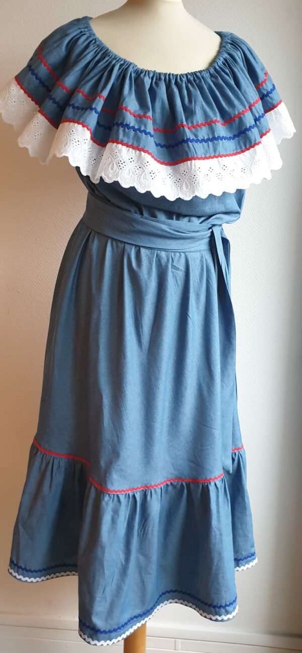 Robe carabela haïtienne bleue clair sur tenue traditionnelle. 2ceintures fournies. Elastique à la taille.