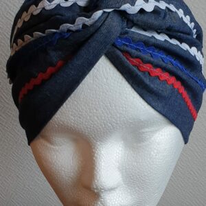 90.1Bandeau sur un tissu carabela de tradition haïtienne. Bleu marine assorti de guirlandes tricolores. Taille unique. Confectionné en France. Prix : 23€