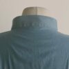 Chemise bleue carabela en tenue traditionnelle haïtienne brodée à la main. Deux poches latérales, une poche brodée centrale, une mini poche sur une manche courte.