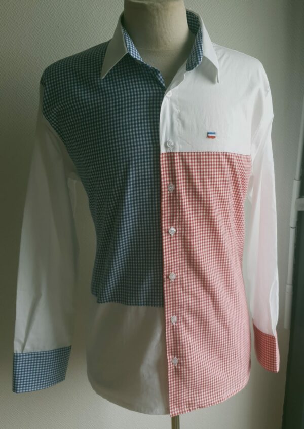 14.1Chemise manches longues. Inspiration haïtienne Bleu blanc rouge. Tissu vichy cent pour cent coton. Fait à Paris par Anjero. Taille L. Prix 59.95€
