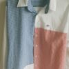 Chemise manches longues. Inspiration haïtienne Bleu blanc rouge. Les deux bas de manches étant de couleur variée en entière harmonie avec les couleurs du corps de la chemise. Tissu vichy cent pour cent coton.