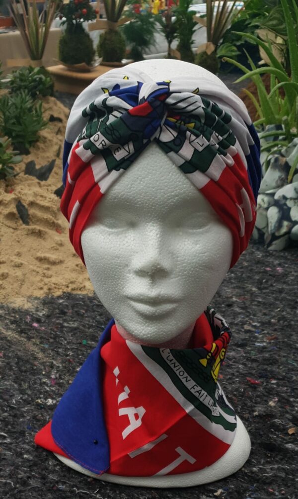 127.1Ensemble bandeau foulard bandana d'un attrait tout à fait particulier de par sa variété de couleurs. Son utilisation polyvalente vous offre aussi un tissu tout en coton et très agréable au porté. Création Anjero. Confectionné entièrement à Paris par Anjero.
