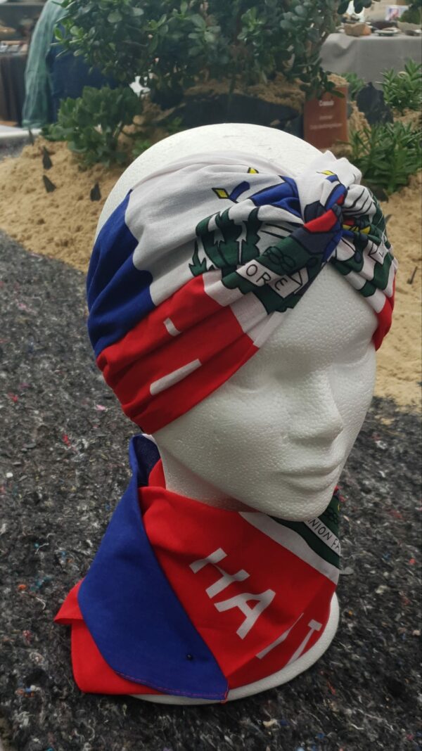 Ensemble bandeau foulard bandana d'un attrait tout à fait particulier de par sa variété de couleurs. Son utilisation polyvalente vous offre aussi un tissu tout en coton et très agréable au porté. Création Anjero. Confectionné entièrement à Paris par Anjero.