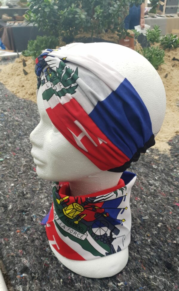 Ensemble bandeau foulard bandana d'un attrait tout à fait particulier de par sa variété de couleurs. Son utilisation polyvalente vous offre aussi un tissu tout en coton et très agréable au porté. Création Anjero. Confectionné entièrement à Paris par Anjero.