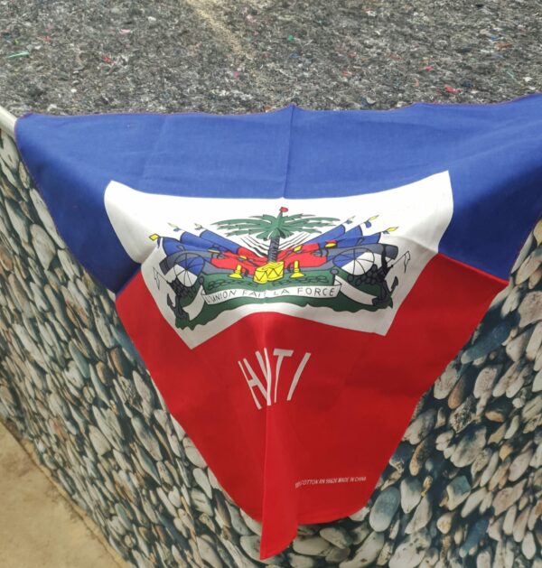 Ensemble bandeau foulard bandana d'un attrait tout à fait particulier de par sa variété de couleurs. Son utilisation polyvalente vous offre aussi un tissu tout en coton et très agréable au porté. Création Anjero. Confectionné entièrement à Paris par Anjero.