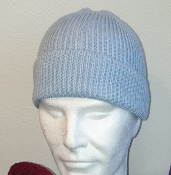Réf2.1 Bonnet d'hiver bleu ciel extensible, ajustable et convenant à tous les tours de tête. Ce produit trouve son originalité par une grande douceur et une légèreté ressenties dés son porté. Son type de textile se compose pour 49,4% de viscose, 32% de polyester et 18,6% de nylon. Nettoyage 30 degrés maximum.
