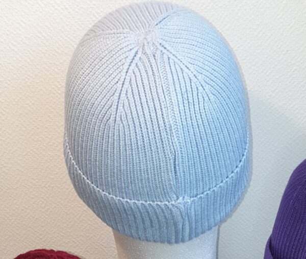 Réf2.2 Bonnet d'hiver bleu ciel extensible, ajustable et convenant à tous les tours de tête. Ce produit trouve son originalité par une grande douceur et une légèreté ressenties dés son porté. Son type de textile se compose pour 49,4% de viscose, 32% de polyester et 18,6% de nylon. Nettoyage 30 degrés maximum.