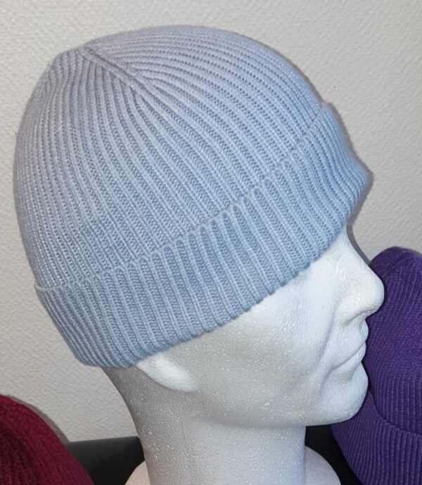 Réf2.3 Bonnet d'hiver bleu ciel extensible, ajustable et convenant à tous les tours de tête. Ce produit trouve son originalité par une grande douceur et une légèreté ressenties dés son porté. Son type de textile se compose pour 49,4% de viscose, 32% de polyester et 18,6% de nylon. Nettoyage 30 degrés maximum.