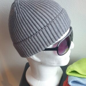 Réf4.1 Bonnet d'hiver gris acier extensible, ajustable et convenant à tous les tours de tête. Ce produit trouve son originalité par une grande douceur et une légèreté ressenties dés son porté. Son type de textile se compose pour 49,4% de viscose, 32% de polyester et 18,6% de nylon. Nettoyage 30 degrés maximum.