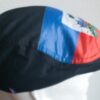 Béret drapeau Haïti en visuel. Entièrement doublé. Tissu coton Sergé. Extensible à l'arrière. Taille unique. Made in Paris.