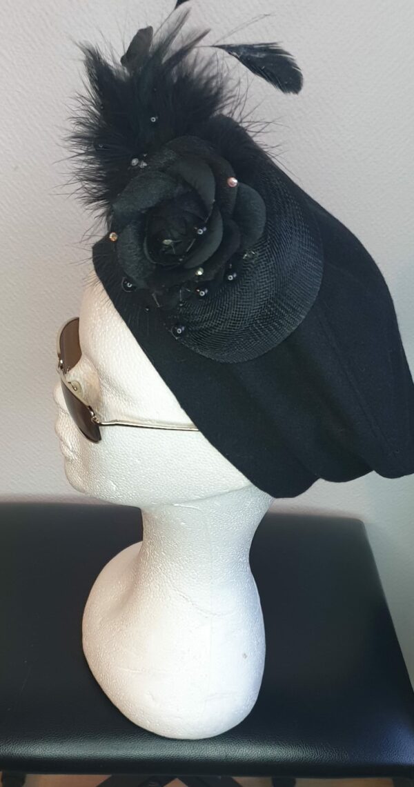 13.2Chapeau de cérémonie en laine style béret. Sa couleur est d'un bleu indigo très original. Un ornement floral soigneusement disposé sur le côté et sur la coiffe en grande fleur de décor. Possibilité de détachement. Taille unique.