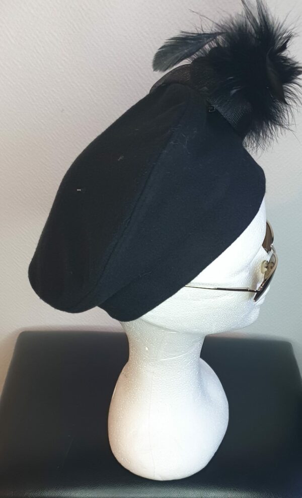 13.3Chapeau de cérémonie en laine style béret. Sa couleur est d'un bleu indigo très original. Un ornement floral soigneusement disposé sur le côté et sur la coiffe en grande fleur de décor. Possibilité de détachement. Taille unique.