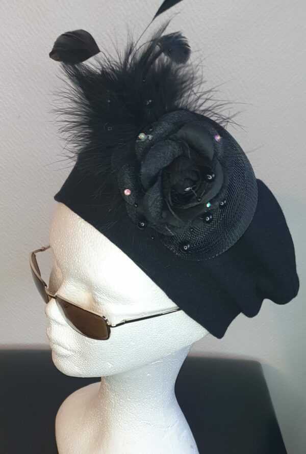 13.4Chapeau de cérémonie en laine style béret. Sa couleur est d'un bleu indigo très original. Un ornement floral soigneusement disposé sur le côté et sur la coiffe en grande fleur de décor. Possibilité de détachement. Taille unique.