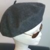 15.1Béret femme d'hiver en gris ardoise et en laine sur un modèle classique de qualité supérieure. Taille unique. Création française. Prix : 14€